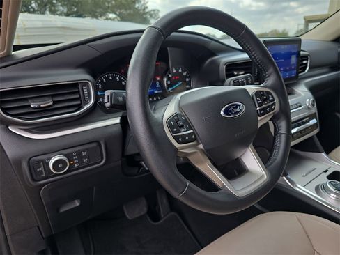 Used 2021 Ford Explorer XLT w/ Equipment Group 202A image 17