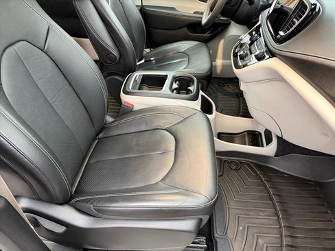 Used 2022 Chrysler Pacifica Touring-L image 18