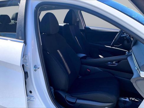 Used 2025 Hyundai Elantra SEL FWD image 9