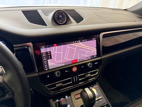 Certified 2026 Porsche Macan AWD/4WD image 23
