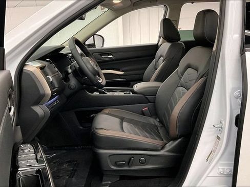 New 2025 Nissan Pathfinder Platinum w/ Lighting Package (N93) AWD/4WD image 9