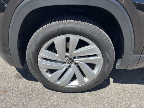 Certified 2023 Volkswagen Atlas Cross Sport SE w/ Panoramic Sunroof Package AWD/4WD image 25