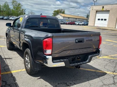Used 2017 Toyota Tacoma SR5 w/ SR5 Appearance Package (SM) RWD image 10