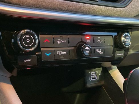 Used 2024 Jeep Compass Latitude image 23