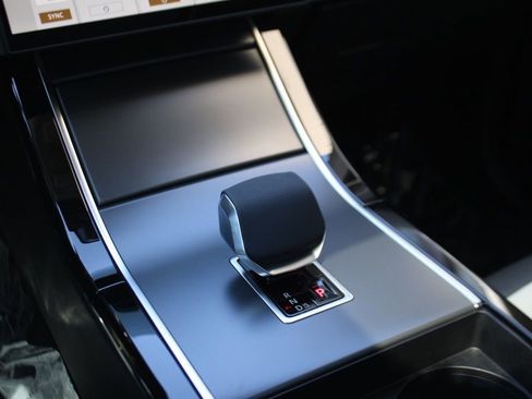 Used 2024 Land Rover Range Rover Evoque Dynamic SE image 17