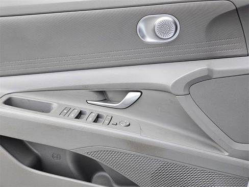 Used 2025 Hyundai Elantra SE image 27