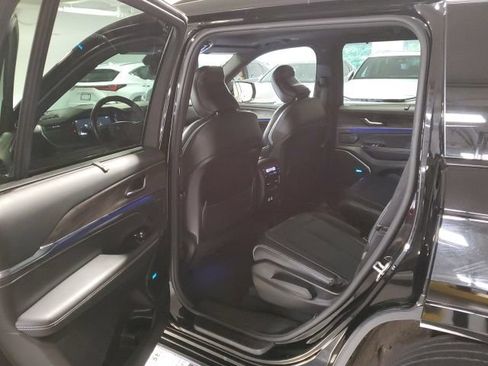 Used 2022 Jeep Grand Cherokee L Overland w/ Luxury Tech Group IV AWD/4WD image 31