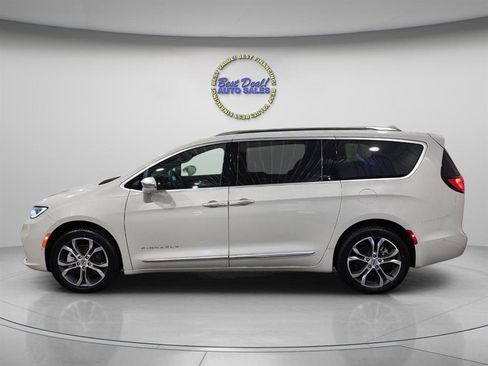 Used 2021 Chrysler Pacifica Pinnacle AWD/4WD image 3