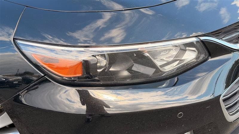Used 2018 Chevrolet Malibu Premier w/ Premier Sun and Wheel Package FWD image 11