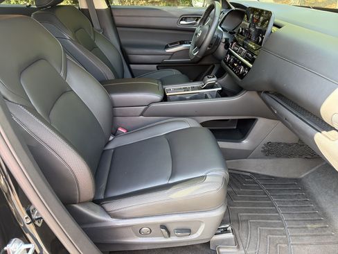 Used 2025 Nissan Pathfinder SL w/ SL Premium Package FWD image 13