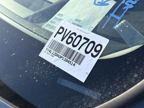 Used 2023 Volvo XC60 B5 Ultimate w/ Protection Package Premier FWD image 11