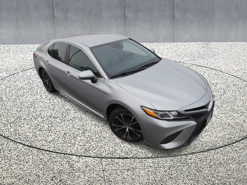 Used 2018 Toyota Camry SE FWD image 2