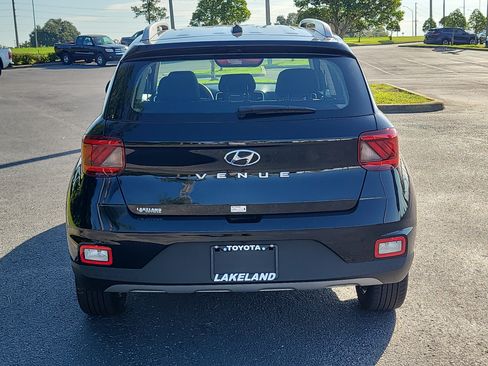Used 2025 Hyundai Venue SEL FWD image 6