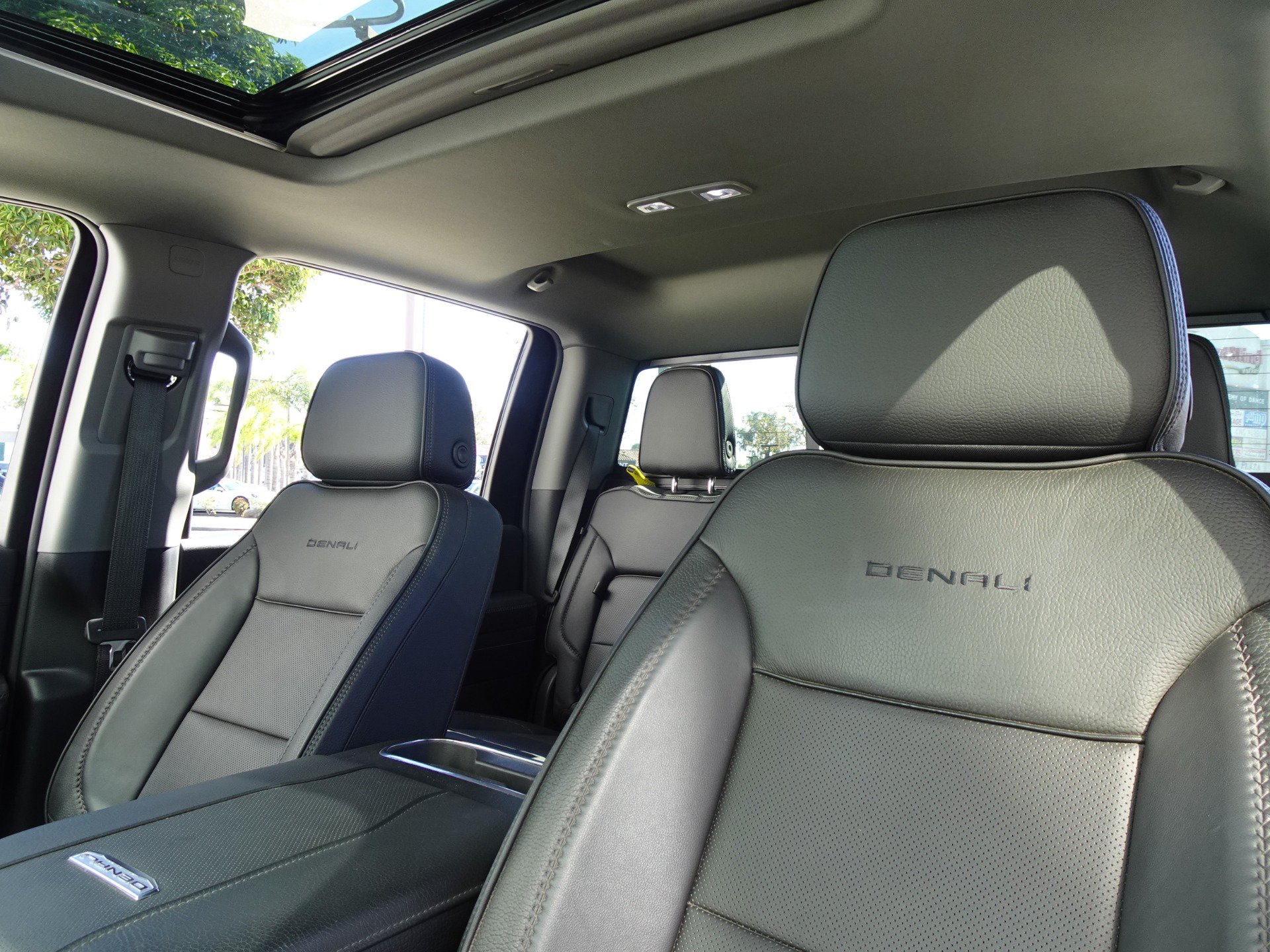 Used 2025 GMC Sierra 2500 Denali w/ Denali Reserve Package AWD/4WD image 10