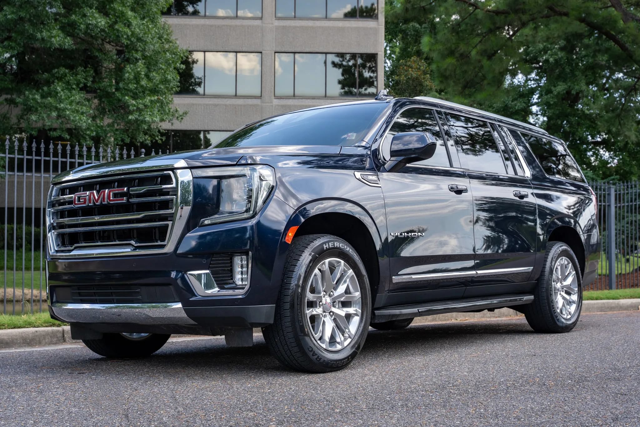 Used 2022 GMC Yukon XL SLT AWD/4WD image 1