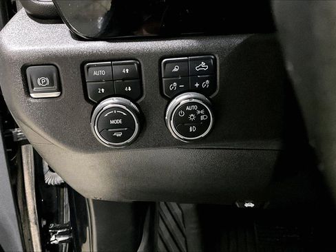 Used 2024 Chevrolet Silverado 2500 LTZ w/ LTZ Convenience Package image 33