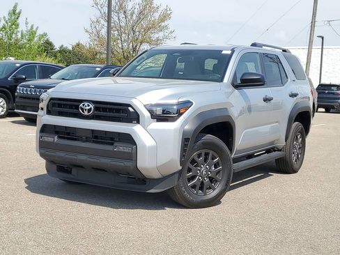Used 2025 Toyota 4Runner SR5 AWD/4WD image 31
