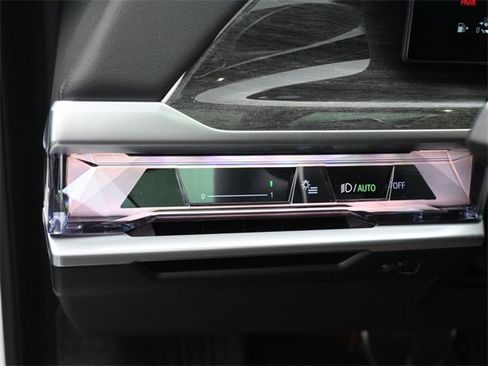 New 2026 BMW 750e xDrive w/ Premium Package image 21