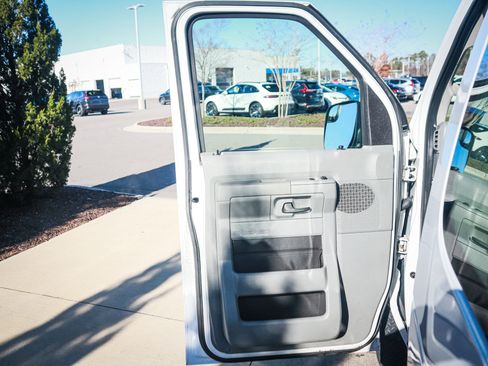 Used 2014 Ford E-250 and Econoline 250 Extended w/ Power Group image 14