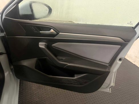 Certified 2025 Volkswagen Jetta SE w/ Sunroof Package image 28