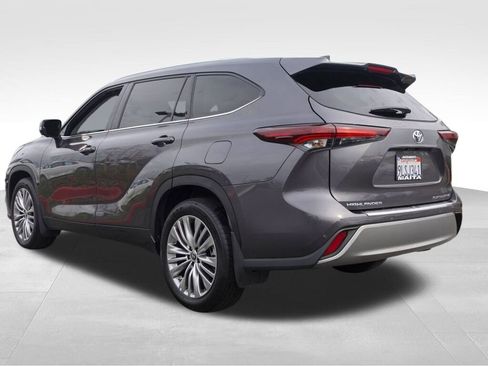 Used 2024 Toyota Highlander Platinum image 6