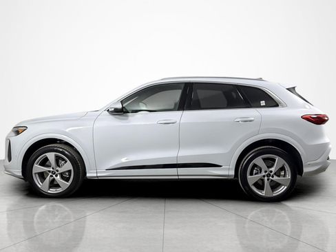 Used 2025 Audi Q5 Premium Plus w/ Premium Plus image 2