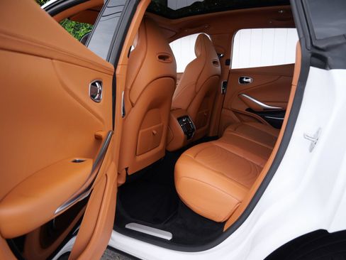 Used 2023 Aston Martin DBX AWD/4WD image 16