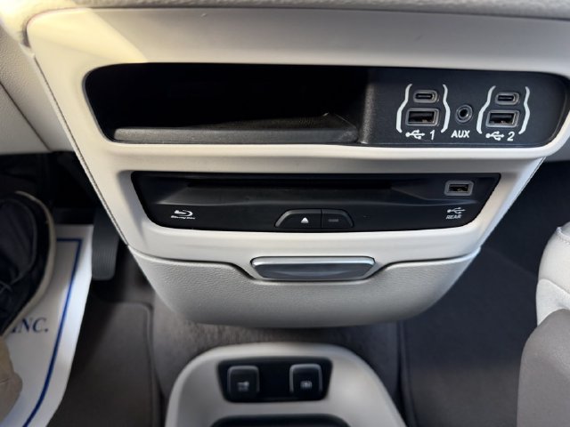 Used 2021 Chrysler Pacifica Touring-L w/ Uconnect Theater Family Group FWD image 27