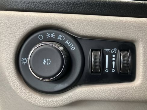 Used 2023 Chrysler Pacifica Limited image 18