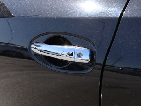 Used 2017 Nissan Rogue SV image 19