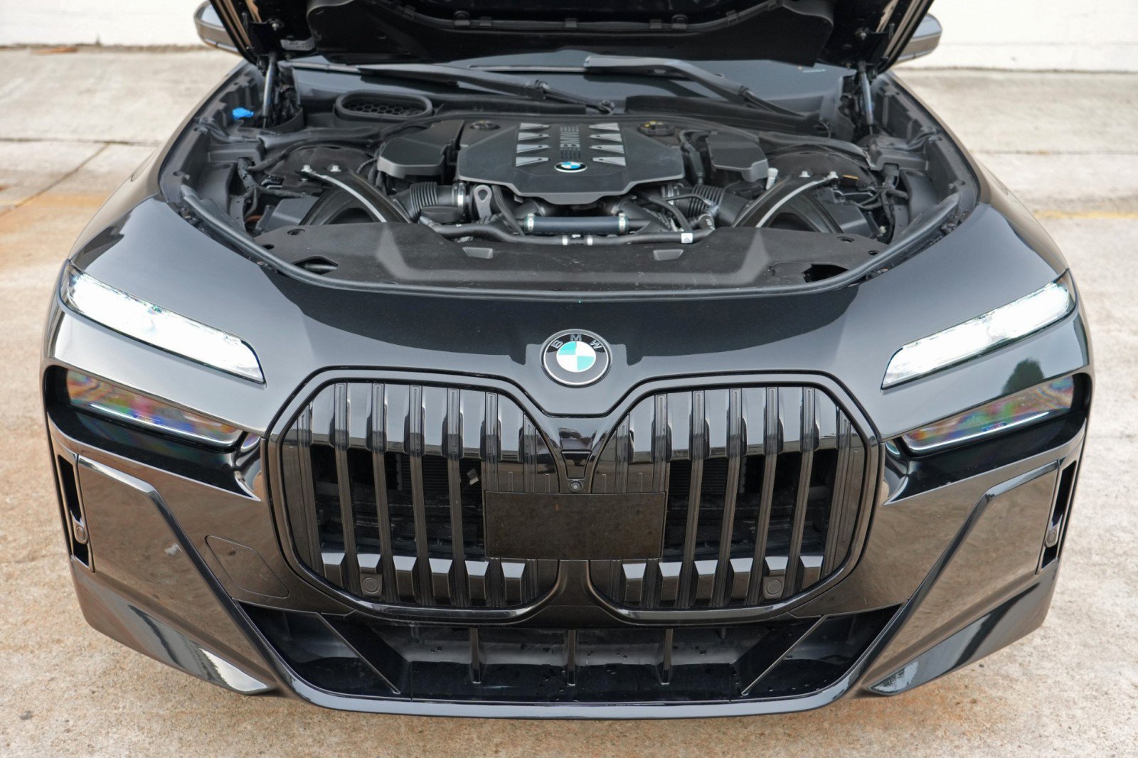 Used 2023 BMW 760i xDrive AWD/4WD image 8