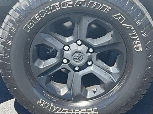 Used 2020 Toyota 4Runner SR5 AWD/4WD image 9