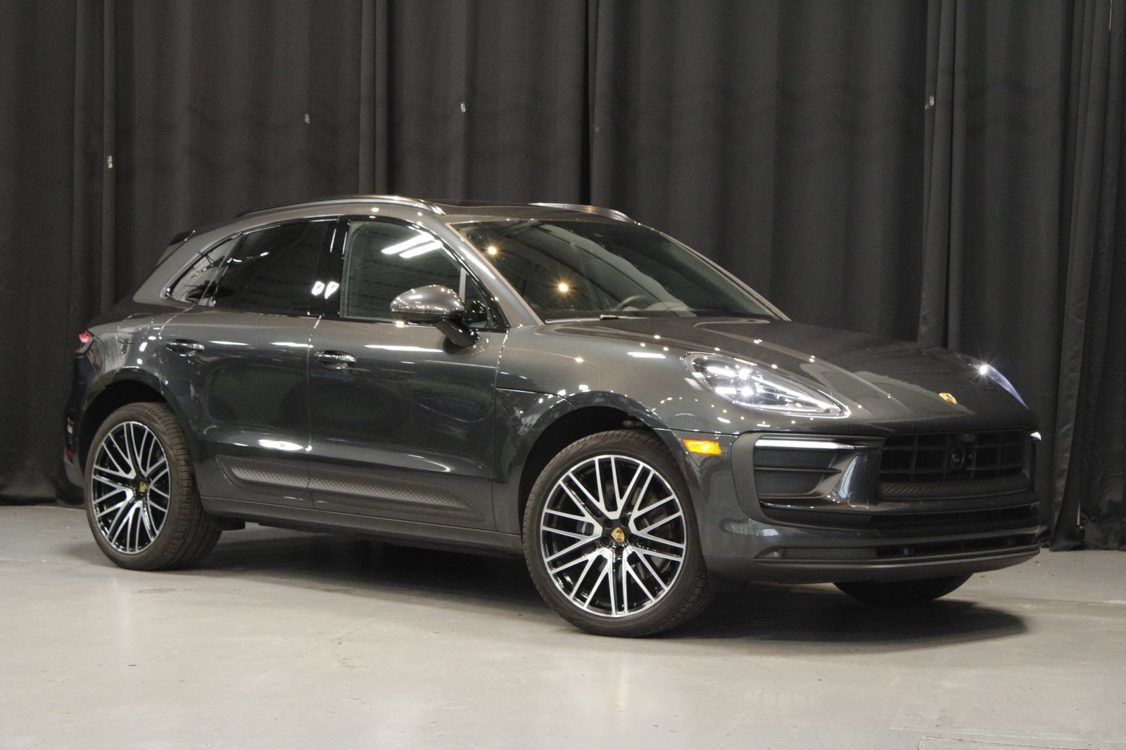Certified 2026 Porsche Macan AWD/4WD image 9
