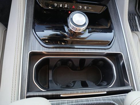 Used 2024 Jeep Wagoneer L Series II w/ Flexible Seating Group RWD image 17