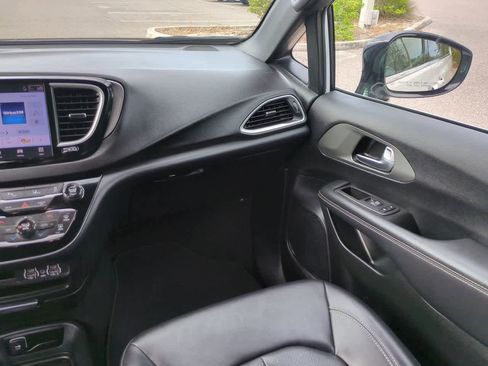 Used 2025 Chrysler Pacifica Select image 17