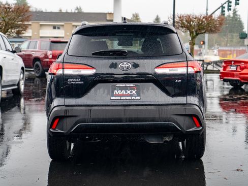 Used 2025 Toyota Corolla Cross LE image 11