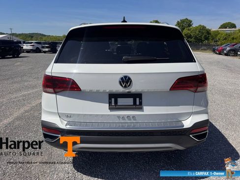 Used 2023 Volkswagen Taos SE w/ Black Wheel Package image 4