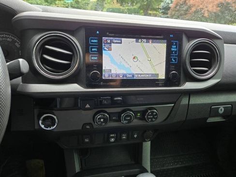 Used 2018 Toyota Tacoma TRD Sport RWD image 17