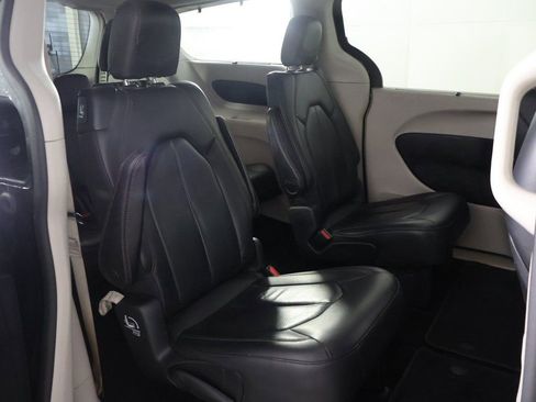 Used 2020 Chrysler Pacifica Touring-L image 29