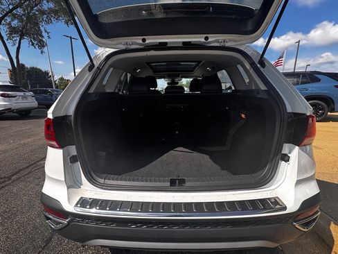 Used 2023 Volkswagen Taos SE w/ Panoramic Sunroof Package AWD/4WD image 18