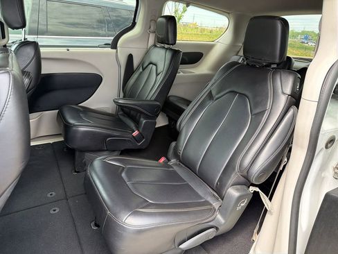 Used 2023 Chrysler Pacifica Touring-L image 12