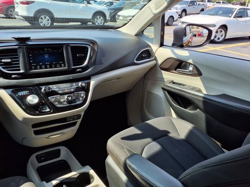 Used 2020 Chrysler Voyager LX image 21