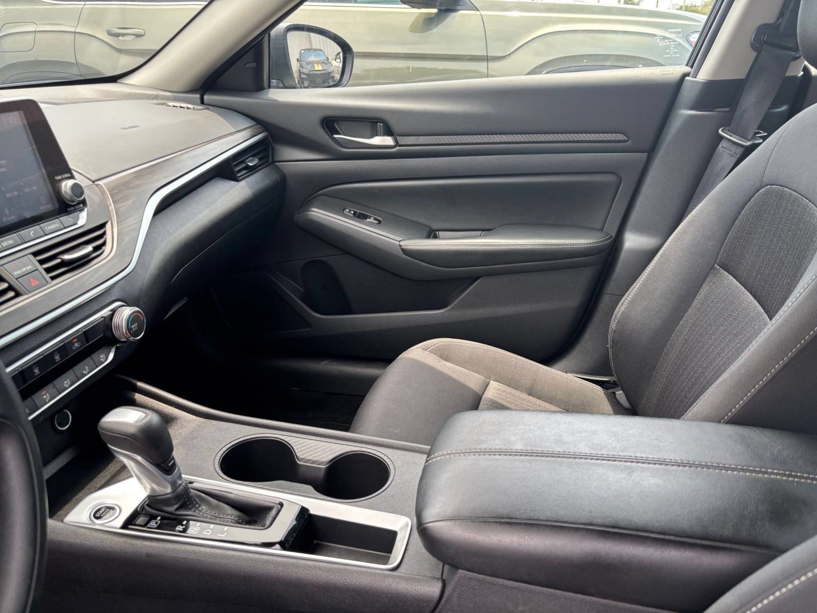 Used 2025 Nissan Altima 2.5 SV FWD image 40