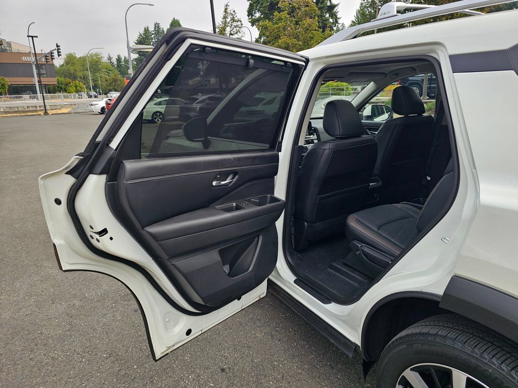 Used 2024 Nissan Pathfinder Platinum AWD/4WD image 22