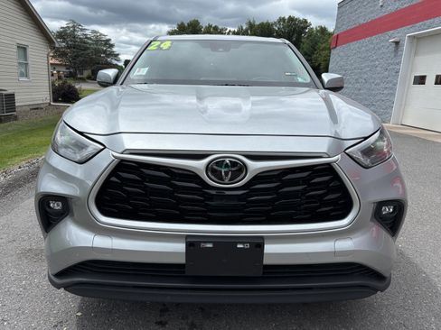 Certified 2024 Toyota Highlander LE AWD/4WD image 9