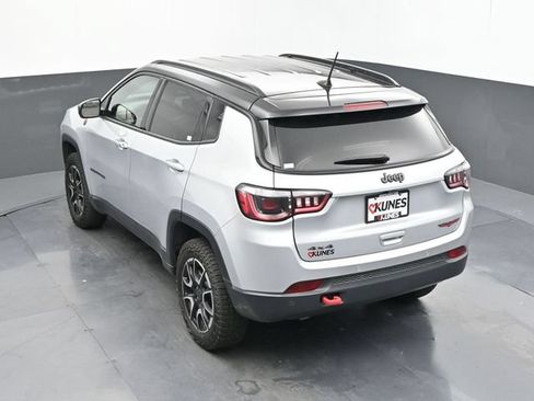 Used 2025 Jeep Compass Trailhawk AWD/4WD image 41