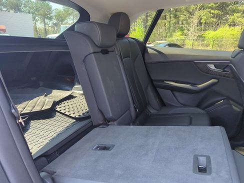 Used 2022 Audi Q8 Premium image 21