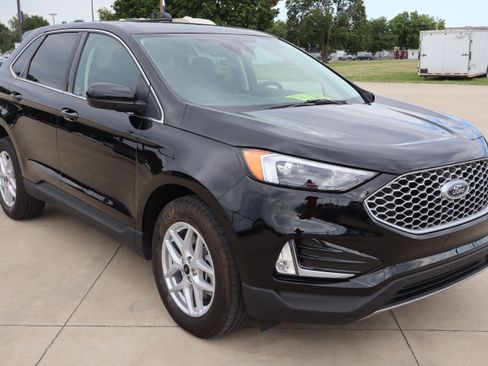 Used 2024 Ford Edge SEL w/ Convenience Package AWD/4WD image 3