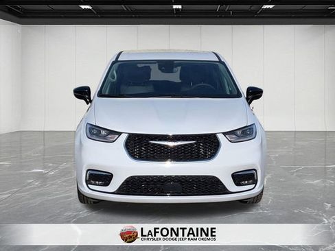 Used 2024 Chrysler Pacifica Touring-L image 8