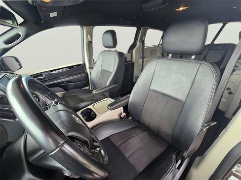 Used 2020 Dodge Grand Caravan SXT image 79